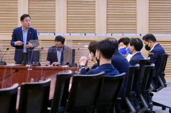 민주당 재선그룹, 이재명 불출마 요구…"새 리더십 세우자"