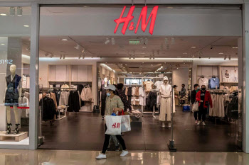 H&M, 중국 상하이 대표 매장 폐쇄…코로나 봉쇄·불매운동 여파