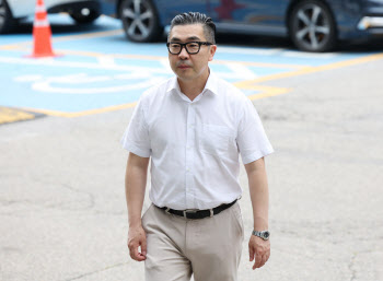 경찰, '서울의소리 고발' 김건희 팬카페 대표 고발인 조사