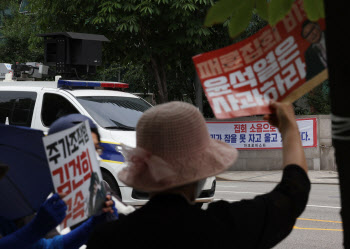 양산·서초 집회전쟁, 유튜브서 2차전…‘채널 폭파’ 주거니받거니