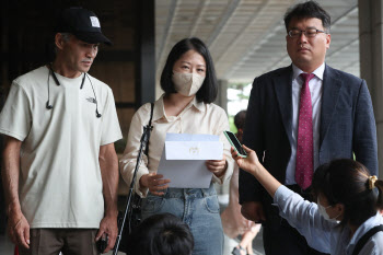 서해 피살 공무원 유족 첫 고발인 조사… "2차 가해 멈춰달라"