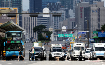 전국 폭염에 열대야…경남권 35도 이상 '푹푹'