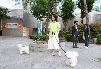 김건희 여사가 불붙인 '개 식용 종식'…시기 놓고 이견에 무기한 논의