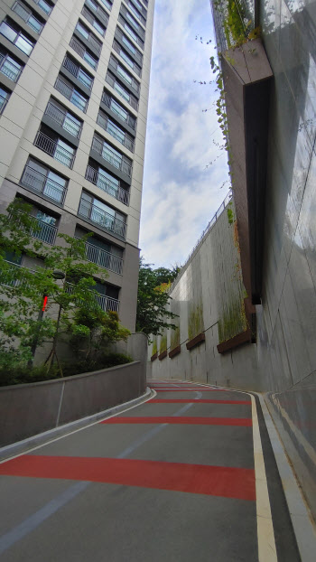 경찰, '이재명 허가' 백현동아파트 안전성 지적 보고서 입수