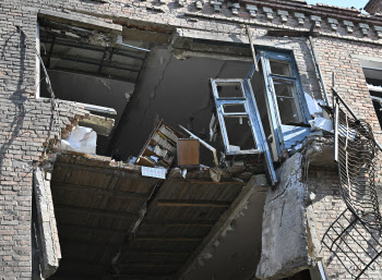 러, 우크라 돈바스 지역 아파트 공격…최소 15명 사망