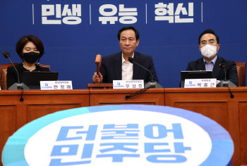민주당 "尹 도어스테핑 중단?…소통 중단 선언인가"