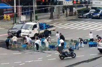 또?…'와르르' 소주 수백병 깨지자, '우르르' 몰려든 사람들