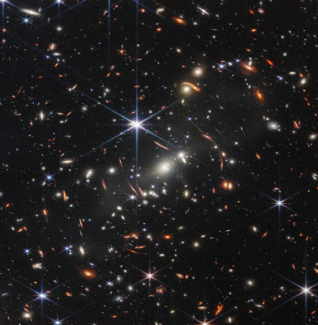제임스 웹 우주망원경 사진 첫 공개..46억광년 너머 우주를 보다