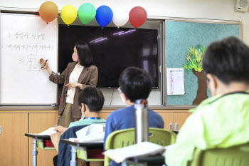 성희롱에 흉기 위협까지…교권침해에 멍드는 교사들