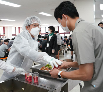 서울시교육청, 고물가 행진에 2학기부터 급식비 추가 지원