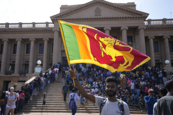 '해외 도피' 스리랑카 대통령, 현직 총리에게 대통령 권한 부여