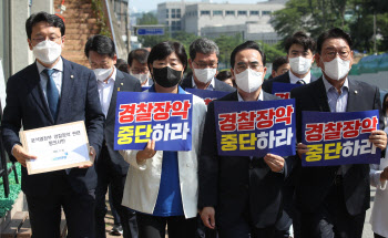 尹 집무실 앞 찾아간 野 "`행정 쿠데타` 철회하고 대국민 사과하라"(종합)