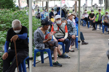 대한민국 수립 이래 총인구 첫 감소…노인 부양부담 커진다