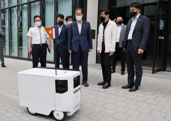 규제개선 속도내는 尹 정부…자장면 들고 가는 자율주행로봇 본다