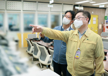 산업차관 “전력수급 여건 나빠…원전 역할 어느 때보다 중요”