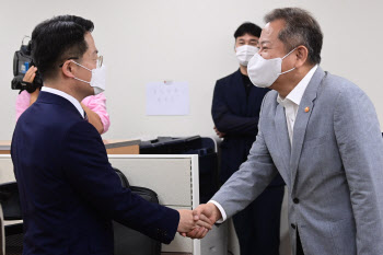 결국 출범한 ‘경찰국’…이상민 “오해와 난관 있었지만 감개무량”