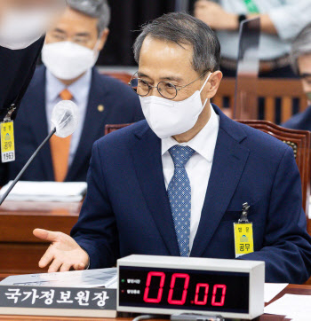 민주당 “국정원 전직 원장 고발 배후에 尹대통령”