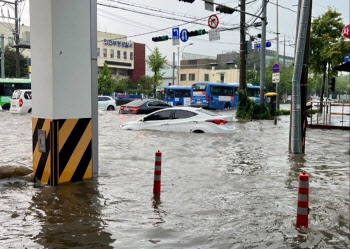 시간당 80㎜ 폭우 인천중구…도로침수에 서울 하천 곳곳 통제