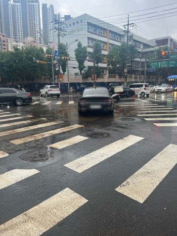 '서초동 현자' 폭우 맞던 곳, 車만 '덩그러니'..강남대로 여전히 '혼잡'