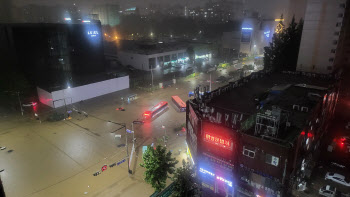 ‘기록적 폭우’에 로켓배송도 차질, 편의점 피해도 잇따라