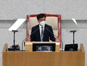 ‘국힘 5표 이탈’ 경기도의회 전반기 의장에 민주당 염종현 선출