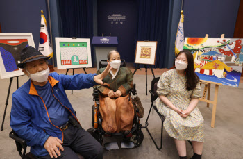 장애 예술인들 "청와대 첫 미술전 참여 뜻깊고 기쁘다"