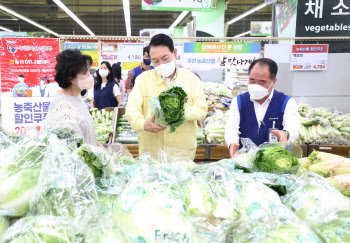 "尹대통령 지지율 19%"...조국 공유한 여론조사는?