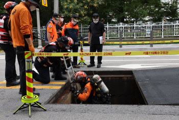 서초 폭우 속 맨홀서 실종된 남매… 50대 여성도 숨진 채 발견