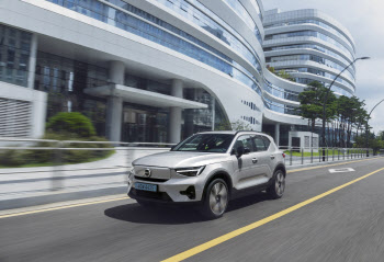 볼보차 신형 XC40, 4년 만 새 외관·T맵 달고 출격…4840만~6388만원