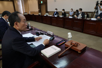 공공기관 직무급 도입 촉진…느슨한 징계 규정 강화