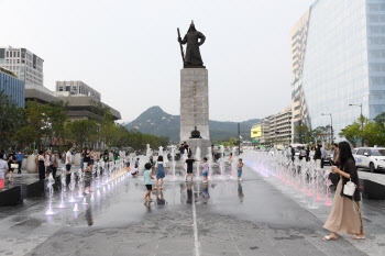 터널분수·역사물길 등…재개장한 광화문 광장 '포토 스폿' 8곳