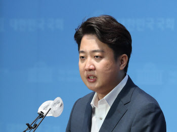 이준석 "尹, 신군부처럼 비상상황 선포권 행사 가능성"