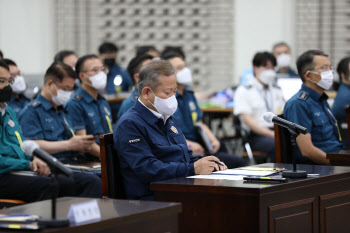 '밀정 의혹' 경찰국장 거취 고심…이상민 "이야기 듣는 중"