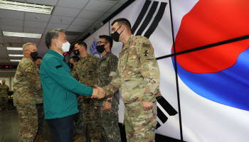 한미연합훈련 '벙커' 방문 국방장관 "이번 훈련 자유·인권·법치 가치 위한 것"