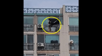 (영상) 아파트 9층서 온갖 '살림살이' 내던진 공포의 남성