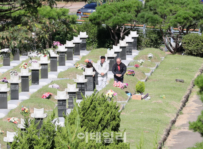 포토 > 추석 앞두고 성묘 - 이데일리