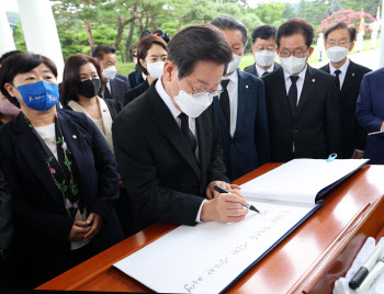 이재명, 현충원 방문으로 공식 행보 시작…오후엔 文 예방