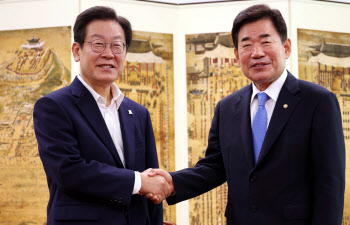 김진표 의장 만난 이재명…"민생이 제일, `잘하기 경쟁` 하겠다"