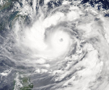힌남노, 사실상 2개의 태풍…대규모 폭우 우려
