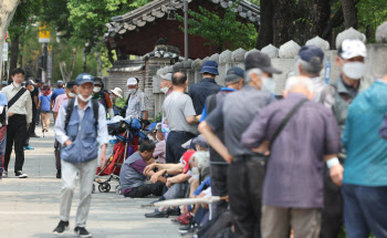 빠르게 늙어가는 한국…"노인 기준 10년마다 한 살씩 올려야"