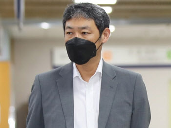 유튜버 김용호, 강제추행 혐의 불구속 기소…피해자, 증거 제출