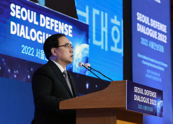 김성한 “北 비핵화 협상시 초기 과정부터 경제지원”