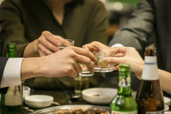 작년 일주일에 소주 한병 마신 한국인, 음주량은 감소세