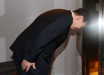 尹, 런던 호텔 엘리베이터 앞 90도 인사… 한국전 참전용사였다