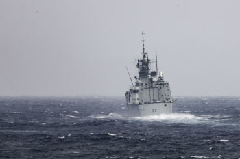 미·캐나다 군함 대만해협 통과…中 "추악한 도발"