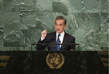 中왕이 “유엔, 51년 전 대만 말고 중국 인정…외부간섭 단호히 대응”