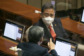 '외교참사 총책임' 박진, 취임 4개월여 만에 해임 위기