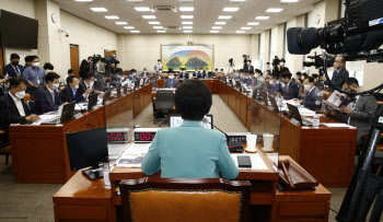 정무위, '동행명령 불발' 이정훈 前빗썸 의장 고발 검토