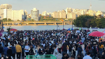 3년만의 '불꽃축제'에 구름떼 인파…발길 돌리는 시민도