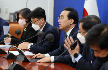 野 “‘친일 앞잡이’ 이완용 같은 말을 여당 대표가…국민 황당”